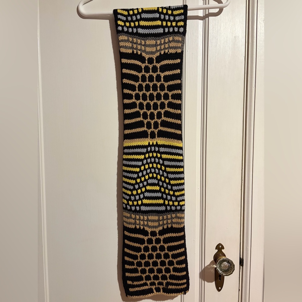 Echo Black and Tan Knit Scarf